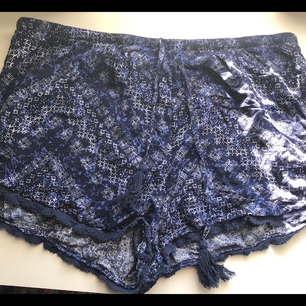 Short comfortable shorts with tie